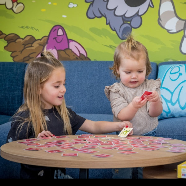 Kinderen spelen Woezel & Pip - Spel bij de Tovertuin