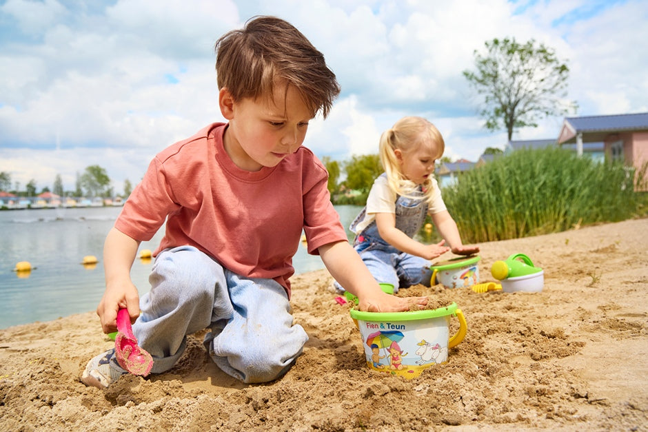 Kinderen spelen met zand op Familie Resort Molenwaard