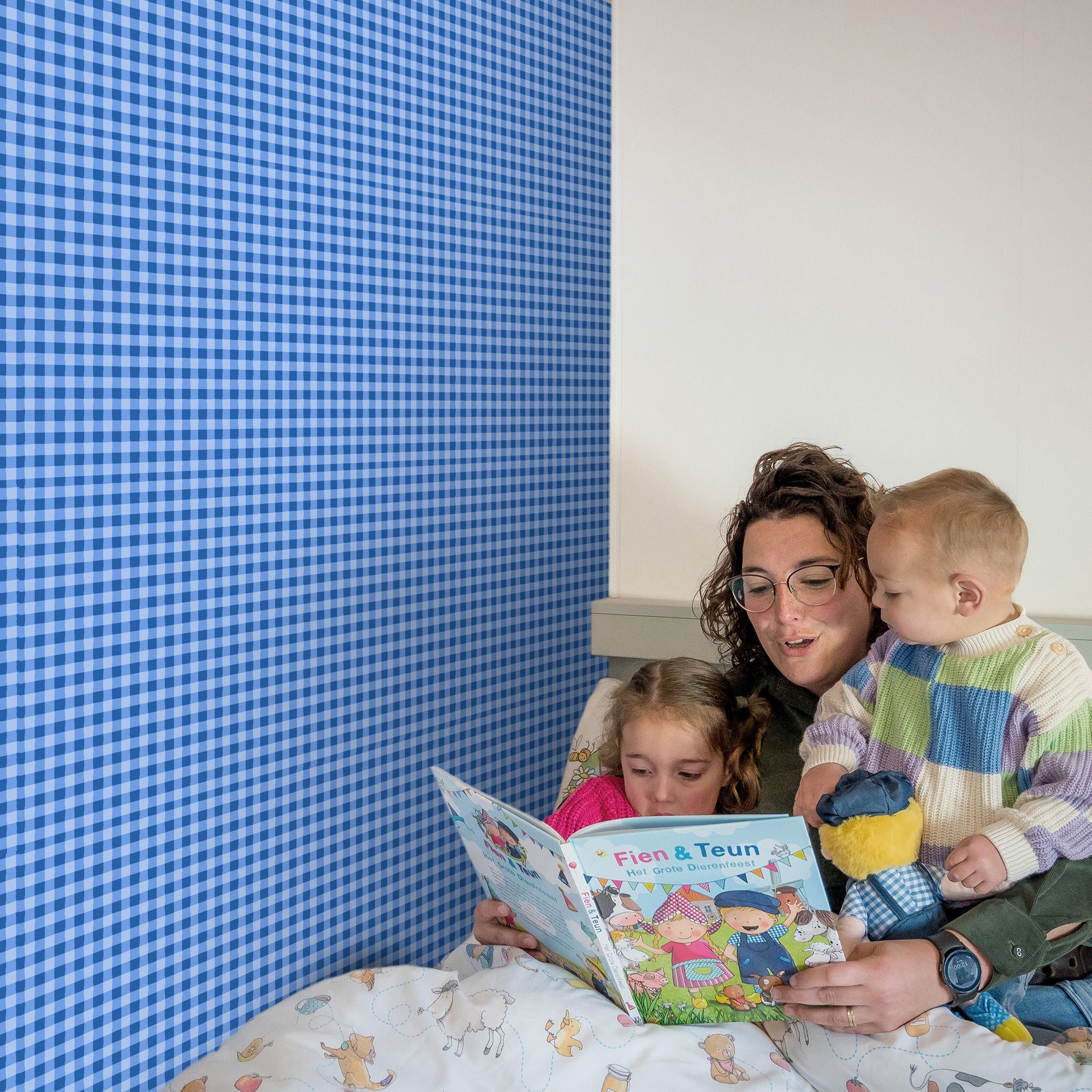 Fien & Teun - Behang Boerenruit blauw - Van Hoorne Shop